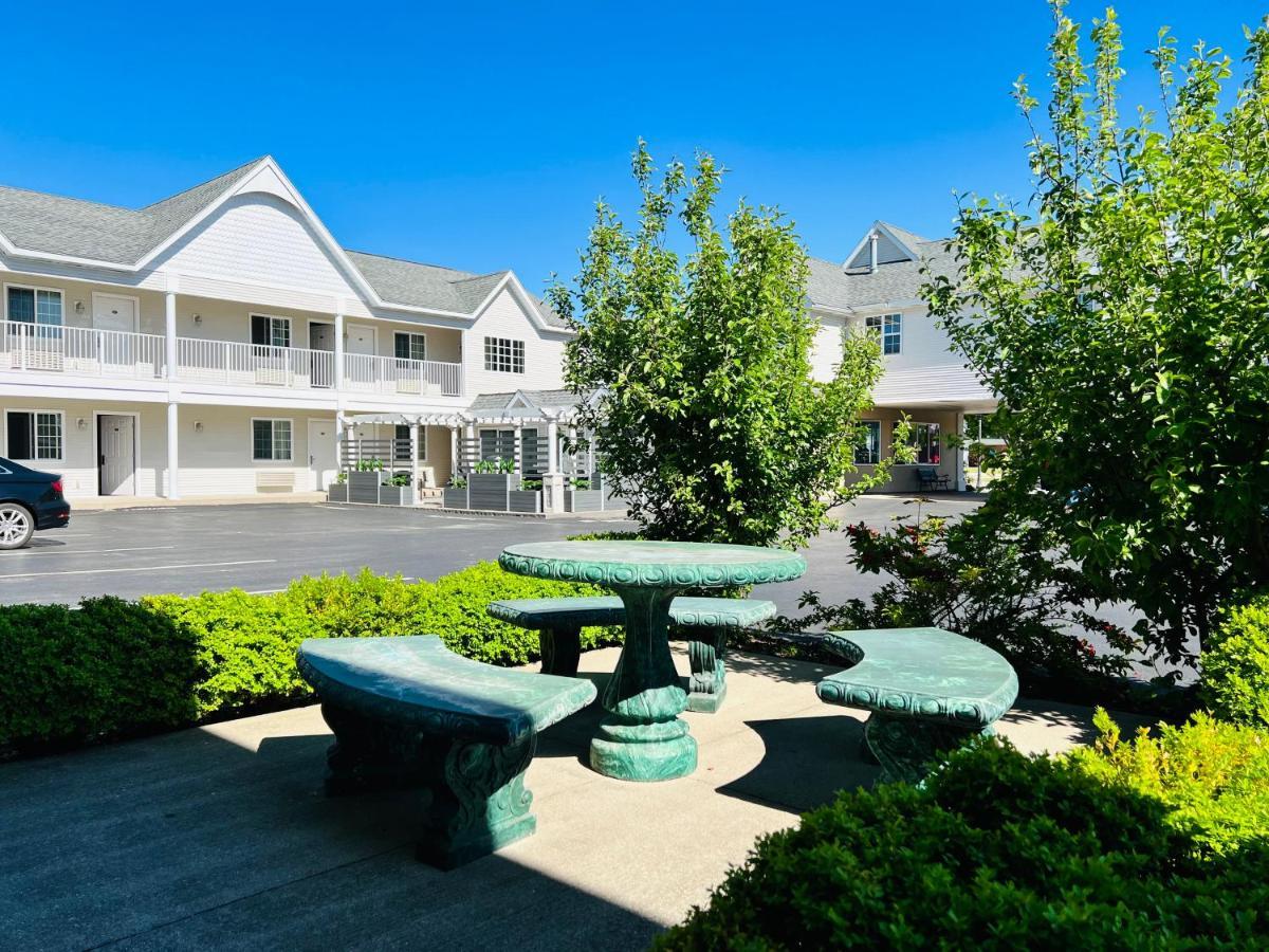 Court Plaza Inn & Suites Of Mackinaw Mackinaw Stadt Exterior foto