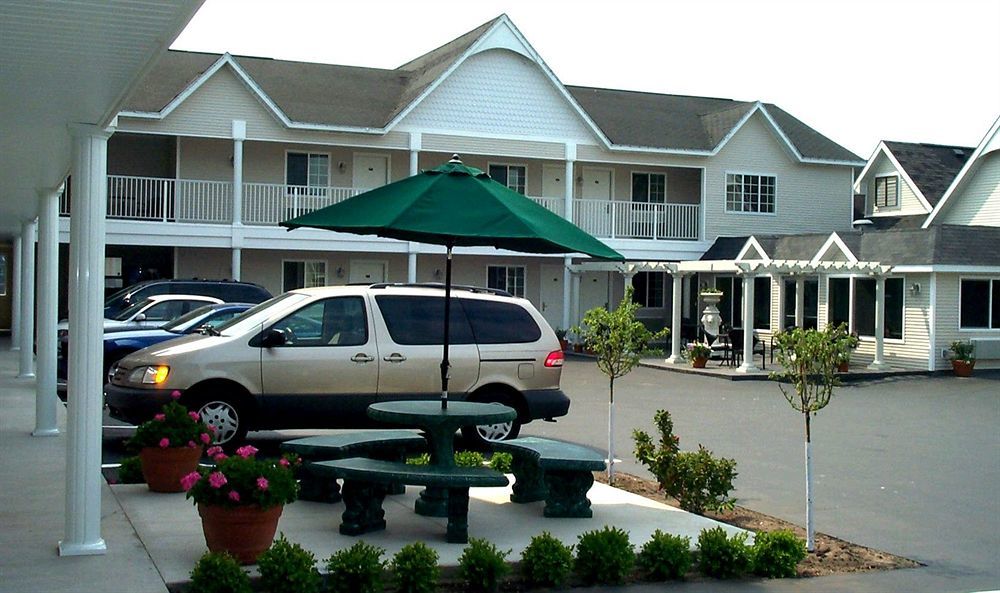 Court Plaza Inn & Suites Of Mackinaw Mackinaw Stadt Exterior foto